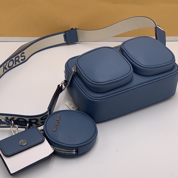 Michael Kors Jet Set Md Leather
Crossbody Bag with Case for Apple
AirPods Pro - Picture 13 of 16